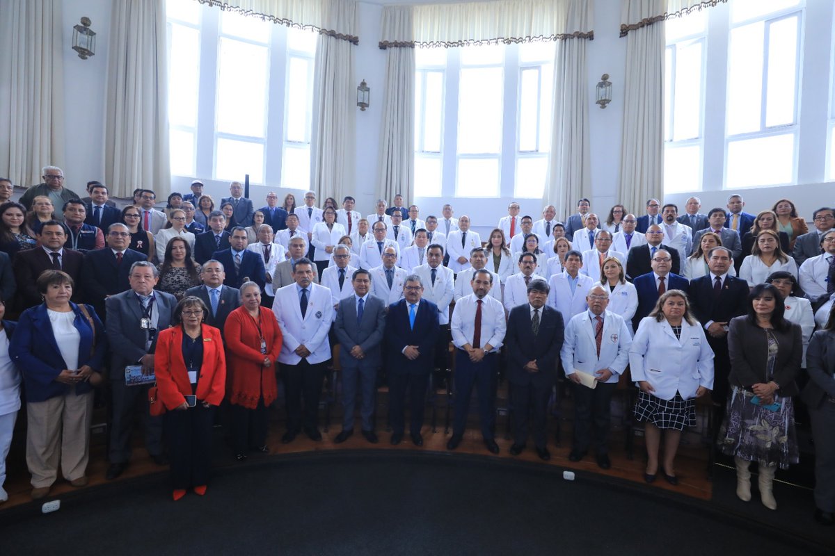 Minsa_Peru's tweet photo. Combatir la anemia, reducir tiempos de espera, libre mercado y enfrentar el FEN son los nuevos ejes de gestión del ministro de Salud.

Ante la Federación Médica Peruana y autoridades del sector Salud, el titular del Minsa destacó que trabajará con gestión y cercanía.

➡️ Más información: https://t.co/Cv00vgCieD