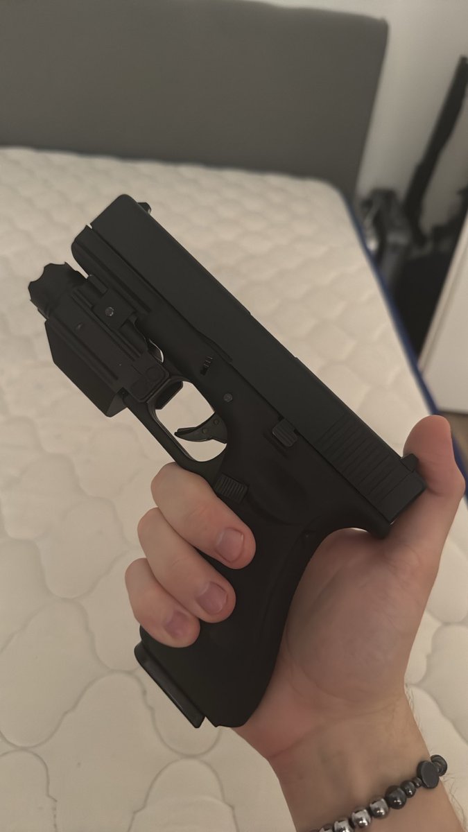 callsignrazed's tweet photo. @OpticNoir Glock 17 🥵🫶🏻 https://t.co/kWVgmKkx7x