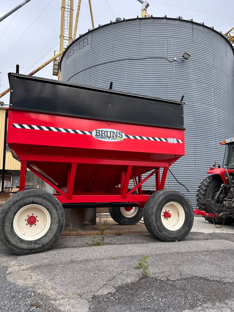 CoopEmbrun's tweet photo. 🌾La première livraison de blé depuis plusieurs années !
Aujourd'hui marque une étape importante pour nos Élévateurs à grain alors que nous avons eu le plaisir d'accueillir un producteur local avec un chargement de blé tendre rouge d'hiver. Merci de votre confiance et d'avoir été le premier à lancer la saison avec nous !

Nous acceptons maintenant : 
• Blé tendre rouge d'hiver
• Blé dur rouge d'hiver
• Blé dur rouge de printemps

Des questions ? Communiquez avec nous pour plus d'information. 
📧 slemoyre@coopembrun.com
--
🌾 Our First Wheat Delivery in Many Years!
Today marks an exciting milestone for our Grain Elevators as we welcomed a local farmer with a load of Soft Red Winter Wheat—our first wheat delivery in many years. Thank you for your trust and for kicking off the season with us!

We are now accepting: 
• Soft Red Winter Wheat
• Hard Red Winter Wheat
• Hard Red Spring Wheat

Questions? Contact us for more information.
📧 slemoyre@coopembrun.com

 #CoopEmbrun #GrainElevators #Élévateursàgrain #Ontag #Wheat #Blé