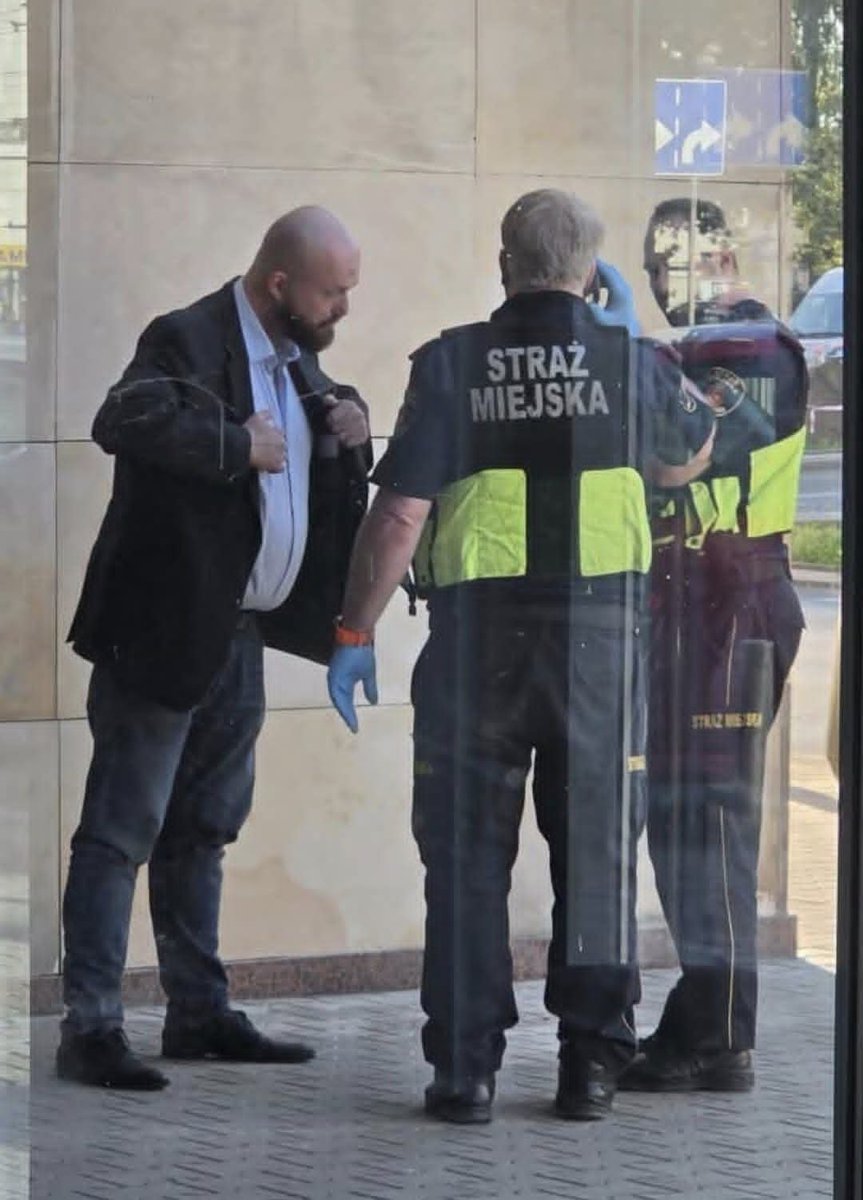 KrzysiekWSK's tweet photo. Panie pośle Tumanowicz dwa pytania. 

1. Co było przedmiotem interwencji Straży Miejskiej?

2. Jakie noty Pan otrzymał za lądowanie tym telemarkiem? https://t.co/lzRS4IdKiv
