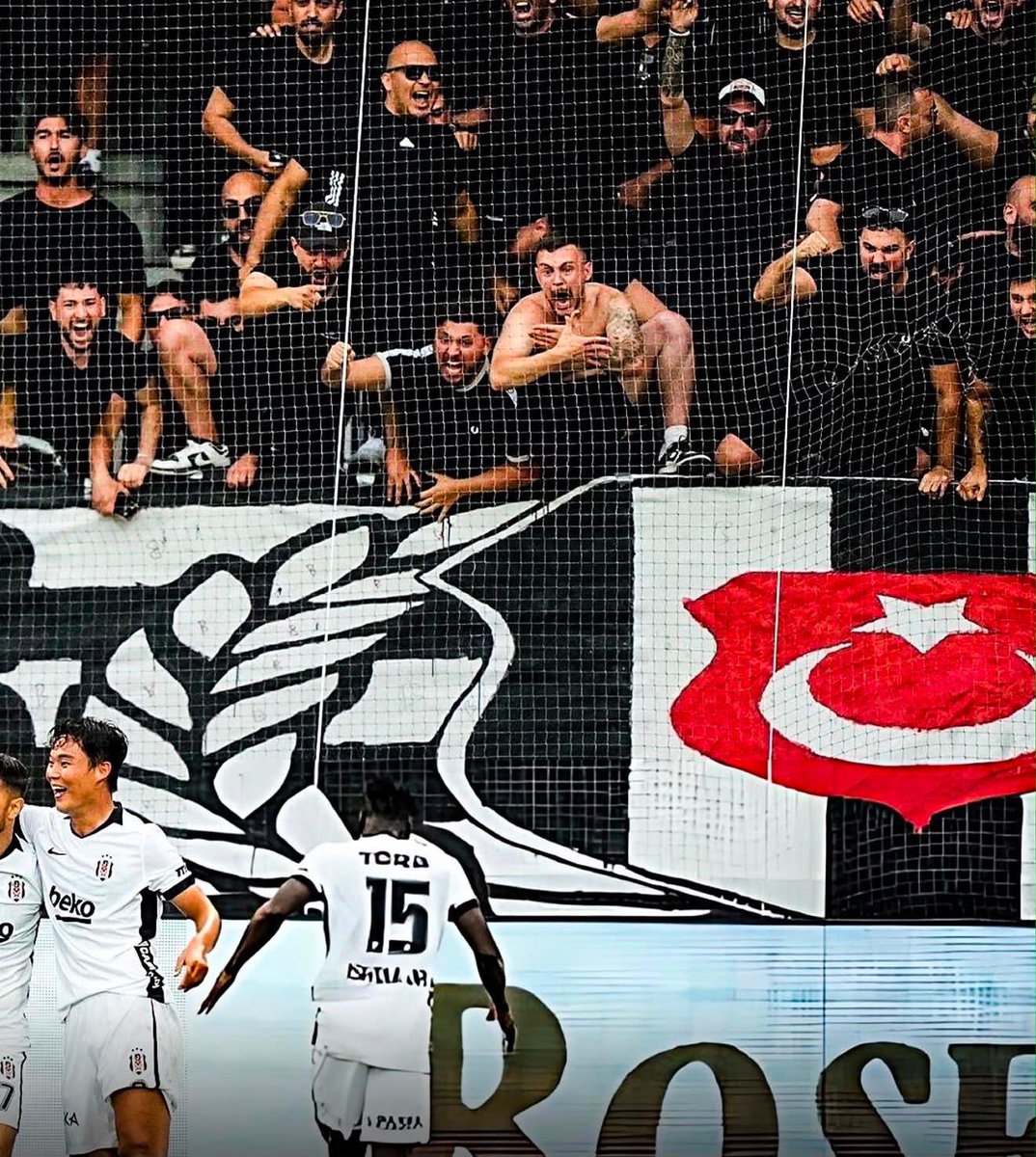 almanydnfutbol's tweet photo. 🗣️ Andreas Beck (2024):

Tarihin en iyi takımını getirip Beşiktaş'ımızın karşısına çıkarın; ister 1970 Brezilya'sı olsun, ister Zidane dönemindeki Real Madrid... Hiç fark etmez. Çünkü Beşiktaş taraftarı, siyah-beyaz formayı giyen oyuncuların mücadeleden vazgeçmesini asla kabul etmez. Açıkçası beni, 11 yıldız futbolcudan çok 11 Beşiktaş taraftarı korkutur.

Benfica maçındaki geri dönüş de onların sayesinde oldu. Devre arasında 3-0 gerideyken bizi tribünlere çağırdılar. Sanki, ‘Biz bile teslim olmadık, siz nasıl vazgeçersiniz?’ diyorlardı.

Hayatımda ne bir yakınımı kaybettiğimde ne de en mutlu anlarımda ‘Keşke biraz daha uzun sürseydi’ dedim. Ama Benfica maçı için hep aynı şeyi söylüyorum: ‘Keşke o maç 5 dakika daha uzasaydı.’ Çünkü o maçı kazanacağımıza inanıyordum. Kariyerimin en değerli asisti de o maçta geldi.”

(Andrew Simes)