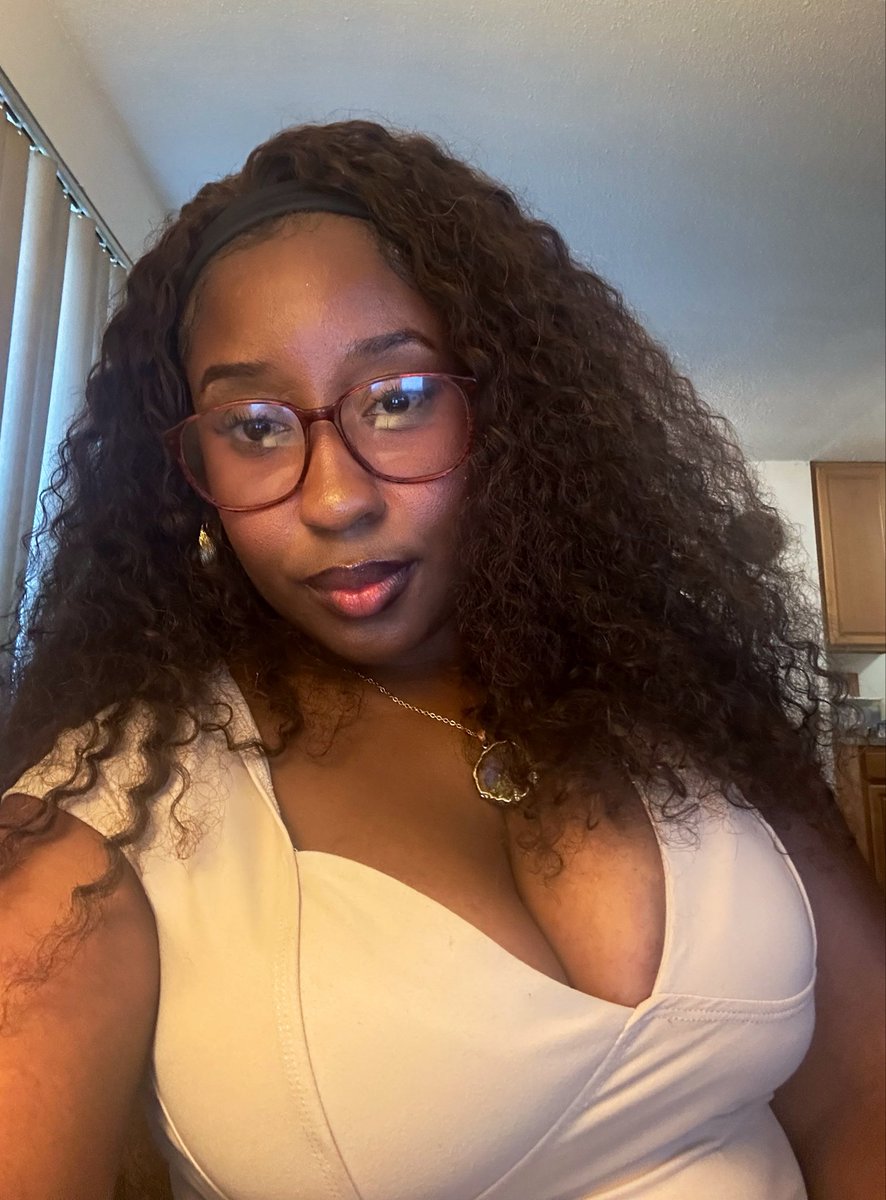 Imdaniellerenee's tweet photo. a wfh girly 🥰 https://t.co/W5YhYNnchJ