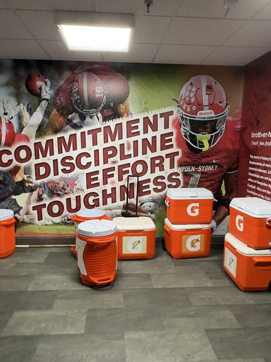JermaineBroaddu's tweet photo. Thanks for having me on campus, had a great visit at Hampden Sydney today got to meet a lot of great people can’t wait to come back and watch a game @Coach_Luvara @ZachZullinger https://t.co/VOKLKME8X8