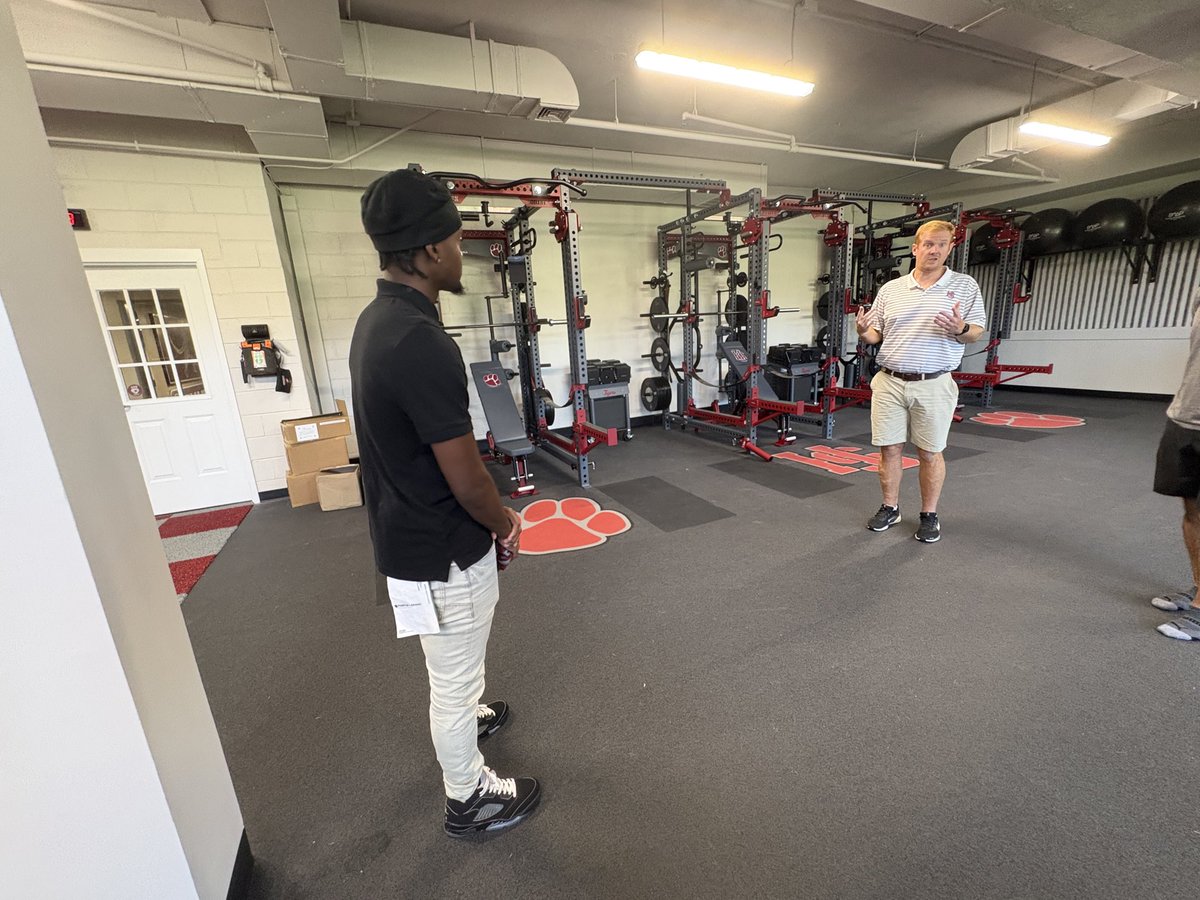JermaineBroaddu's tweet photo. Thanks for having me on campus, had a great visit at Hampden Sydney today got to meet a lot of great people can’t wait to come back and watch a game @Coach_Luvara @ZachZullinger https://t.co/VOKLKME8X8
