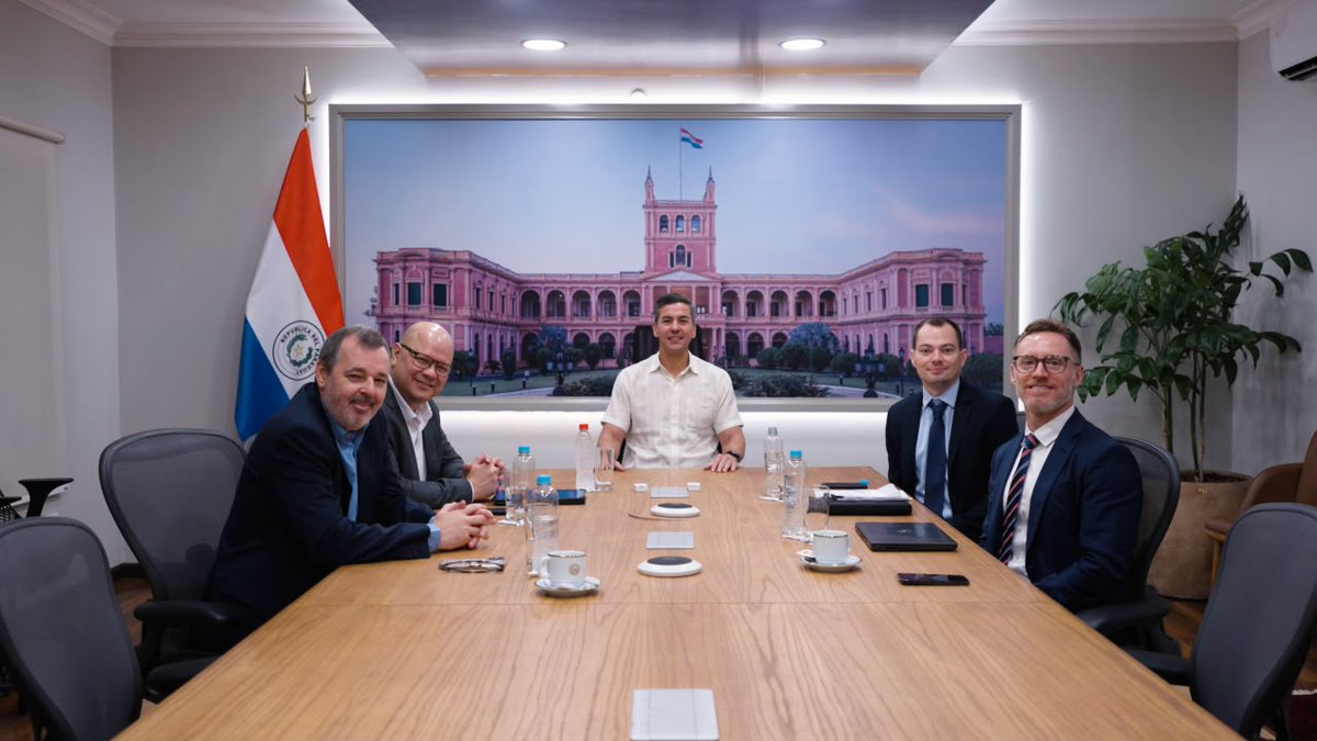 PresidenciaPy's tweet photo. El presidente de la República, Santiago Peña, junto con el ministro del @MEF_Paraguay, @osclov, y el titular del @BCP_PY, @CarlosDCarvallo, se reunió con directivos de @FitchRatings, Todd Martínez y Christopher Dychala. https://t.co/XGI3dVbHHr