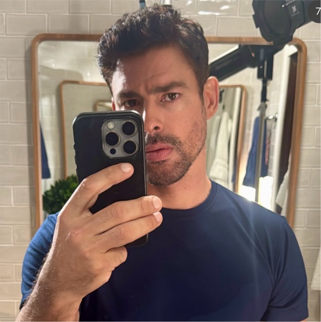 choquei's tweet photo. 🚨FAMOSOS: Cauã Reymond revelou que só começou a se achar bonito aos 35 anos. https://t.co/UeiDuh2Poz