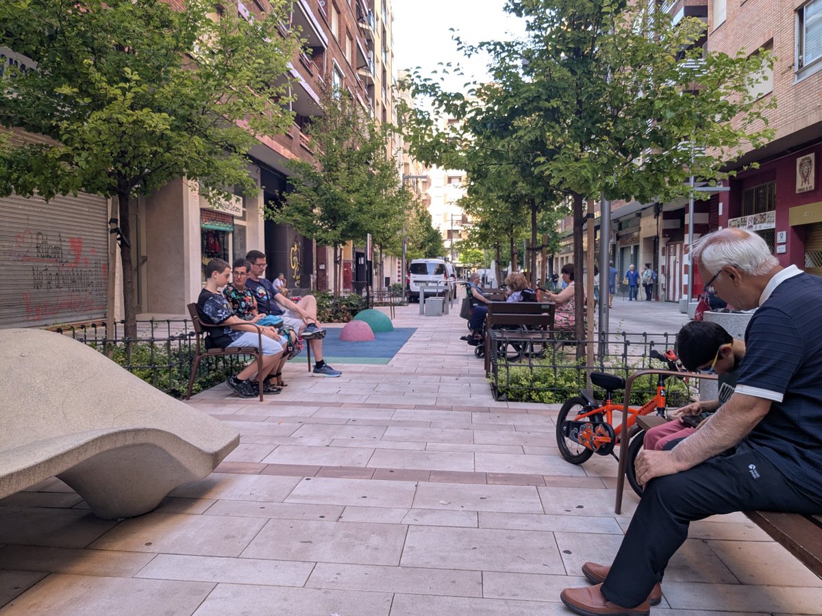 alvarofoncea's tweet photo. ¿Un ejemplo de calle-salón? 

En Logroño, la calle Fundición. https://t.co/6i9bASpKjD