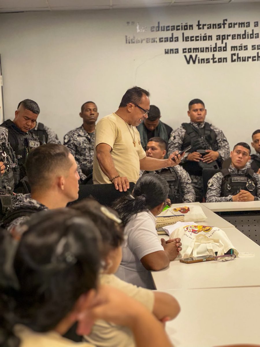 policiadepanama's tweet photo. #LINCES | Recibimos la visita de representantes de la Parroquia San Antonio de Padua, quienes, en el marco de la Misión Parroquial 2026, compartieron un espacio de reflexión, fe y fraternidad con nuestras unidades. #DiosYPatria https://t.co/3FkkZ7MpWE