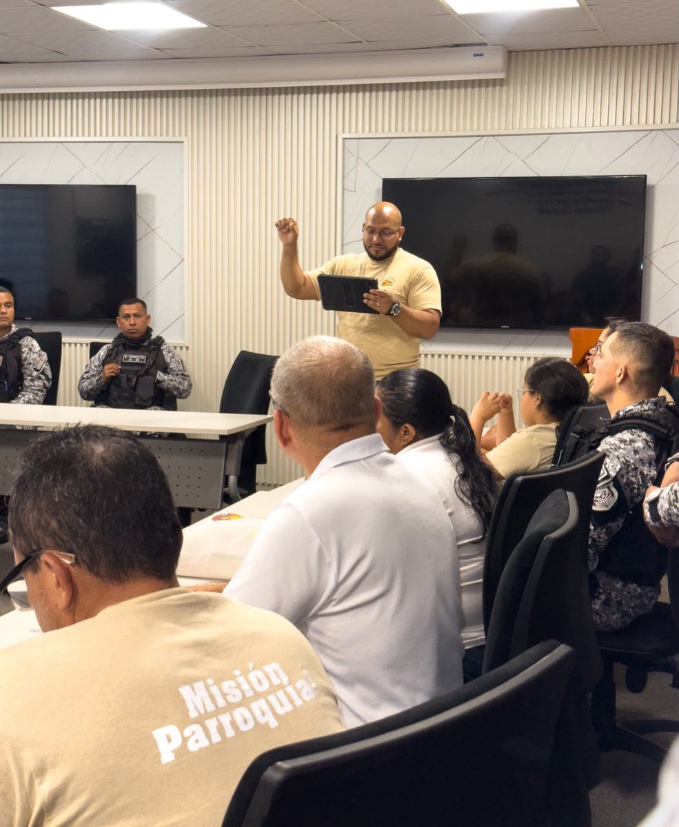 policiadepanama's tweet photo. #LINCES | Recibimos la visita de representantes de la Parroquia San Antonio de Padua, quienes, en el marco de la Misión Parroquial 2026, compartieron un espacio de reflexión, fe y fraternidad con nuestras unidades. #DiosYPatria https://t.co/3FkkZ7MpWE