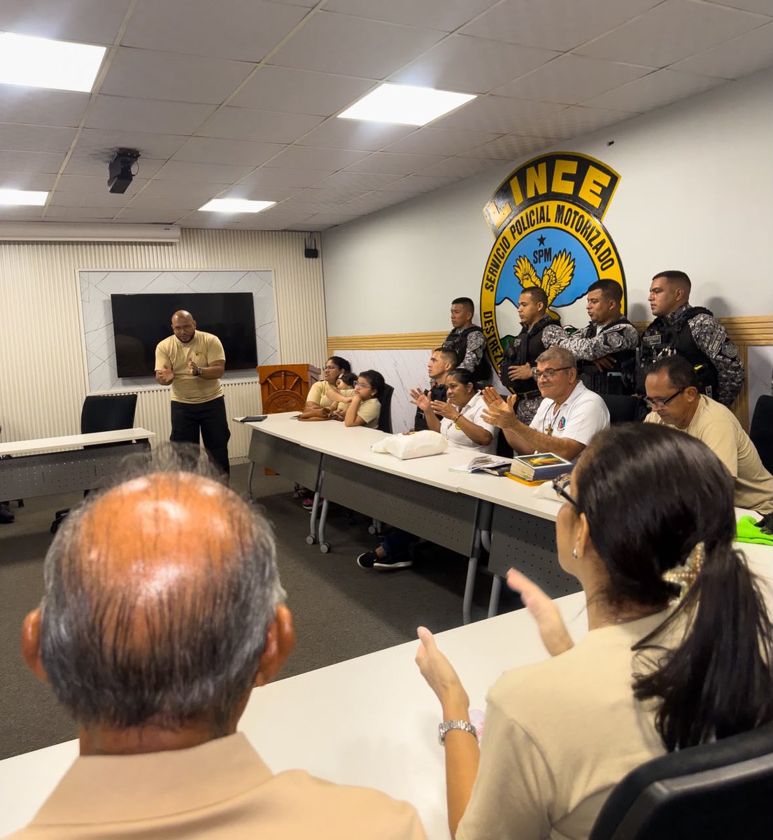policiadepanama's tweet photo. #LINCES | Recibimos la visita de representantes de la Parroquia San Antonio de Padua, quienes, en el marco de la Misión Parroquial 2026, compartieron un espacio de reflexión, fe y fraternidad con nuestras unidades. #DiosYPatria https://t.co/3FkkZ7MpWE