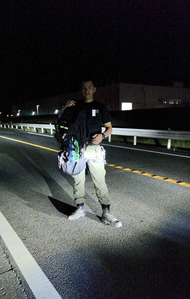 kenken_333777's tweet photo. おれフィフィさん好きだけど､これ事実じゃないので訂正させて下さい｡ 瓦礫の下から人を救出したのは鈴木田さんの従業員である19歳の憂国さん(@tsukurikatame1 )たち。オレはその憂国さんと昨日深夜まで2人で被災地で支援物資を配ってたから彼の名誉の為に伝えたい

ベトナム人が手伝ったのは事実だけど､本当に瓦礫の下から救出したのは鈴木田さんの従業員である憂国さんと他2人だ

憂国さんは傍にいたベトナム人にカメラを回すなと言ったのに動画を撮っていた。オレも昨日被災地を回ってる時に、憂国さんから呉々も被災者の顔だけは映さないようにして下さいと言われたように､彼は被災者たちのプライバシーまで考えるしっかりした青年だ

その後メディアから憂国さんのもとへ取材が来た。憂国さんは動画を使うなら被災した人に許可を取れと言って断ったのに、メディアはベトナム人の方へ取材に行き､あたかも彼らが救出したかのように報じた

これについて憂国さんは、自分が取り上げて欲しくてやった訳じゃなのでどうでもいいんですが､しかしメディアって嘘を平気で報道するんですねと呆れていた

彼はとても19歳とは思えぬほどしっかりとしていて､オレの昨日からのポストを見てくれたら分かるけど､的確に指示を出せるし、道に凹みや盛り上がってる所があれば､光る蛍光棒を置いてみたり､怪我をした人の応急処置、他県ナンバーのプリウスや、怪しい車への声かけなど､自らも被災してるのに不眠不休で被災地の為に行動していた

鈴木田さんのポスト読めば分かるけどとあるメディアは憂国さんらの声を消してまで報道している

オレは国籍がどこであろうと人は心と心だと思ってるから決してベトナム人を否定してる訳じゃない｡だけど何故日本人が3人もいたのに声まで消して報道するのか

何故日本人の事は触れずにベトナム人たちで救出したと報じるのか

フィフィさんも移民問題に詳しいから察する事が出来ると思うけどそういう事も勘繰っちまうよな

とにかく今、連日報じられてるは事実無根

まぁそのうち真実が公になる日が来ると思う。命懸けで人命救助にあたっている日本人をなめるなよ

彼の名誉の為にポストしておく
