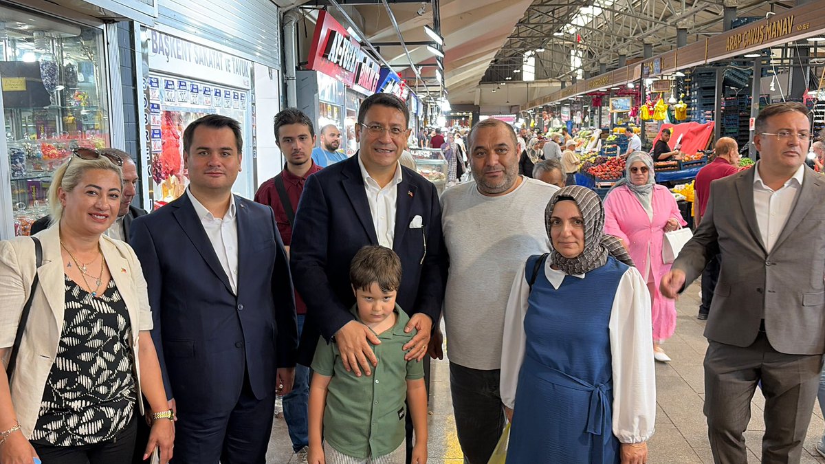 ErhanCelikEC's tweet photo. Milletvekilimiz Sayın İdris Şahin, İl Başkanımız Elçin Gülören, ilçe başkanlarımız Bülent Koca, Ali Ölmez, Serkan Fındık ve teşkilat mensuplarımızla birlikte, Altındağ İlçe Başkanlığımızca düzenlenen program kapsamında Hacı Bayram-ı Veli Camii ve Hal esnafımızı ziyaret ederek hemşehrilerimizle bir araya geldik.

Vatandaşlarımızı ve esnafımızı dinledik. Gittiğimiz her noktada ortak gündem; hayat pahalılığı, düşen alım gücü ve her geçen gün ağırlaşan ekonomik şartlardı !

Dert çok, DEVA biziz!

@devapartisi 
@AltindagdaDeva 

#Altındağ #Ankara #DEVA