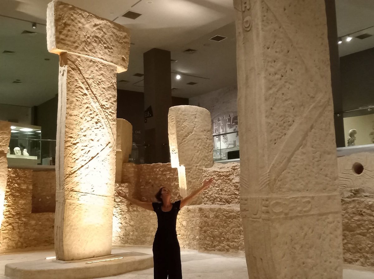 MitolojikN's tweet photo. Göbeklitepe... 
İnsanlık tarihinin altın sayfası
Uçsuz bucaksız kireçtaşı bir plato üzerinde insan emeği ile yükselmiş bir tepe;
Peki hangi insanlar? 
Göbeklitepe;Mezopotamya sınırlarında kadim devletlere yurt olmuş, yaklaşık 12  bin yıl öncesine tarihlenir. 

#göbeklitepe https://t.co/ZeZpflKGvY