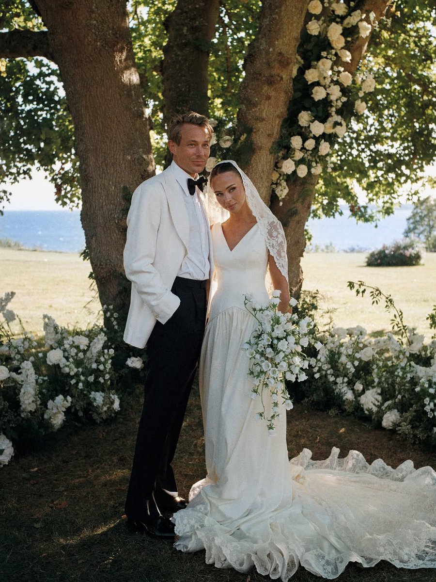 lisatellbe6lsk's tweet photo. 23.08.25
A day we will remember for the rest of our lives 💌

Photography :
Planning:
Dress:
Video: https://t.co/wYgbkHiB1g