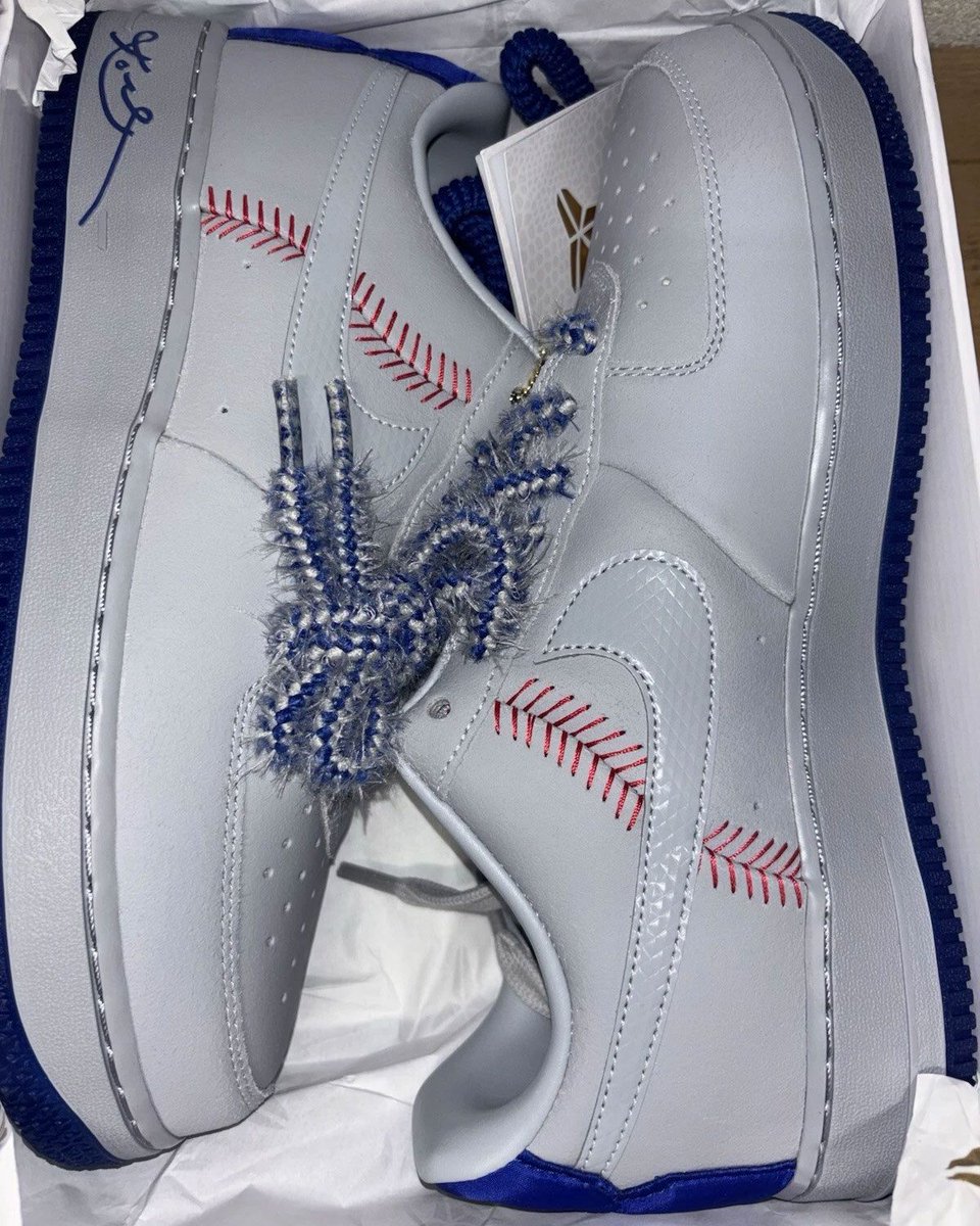SneakerNews's tweet photo. Kobe Bryant's Air Force 1 Protro "Dodgers" wears Away grey ⚾️ 

Dropping August 15th >> https://t.co/avhkripTZY https://t.co/KdELpIp3zk