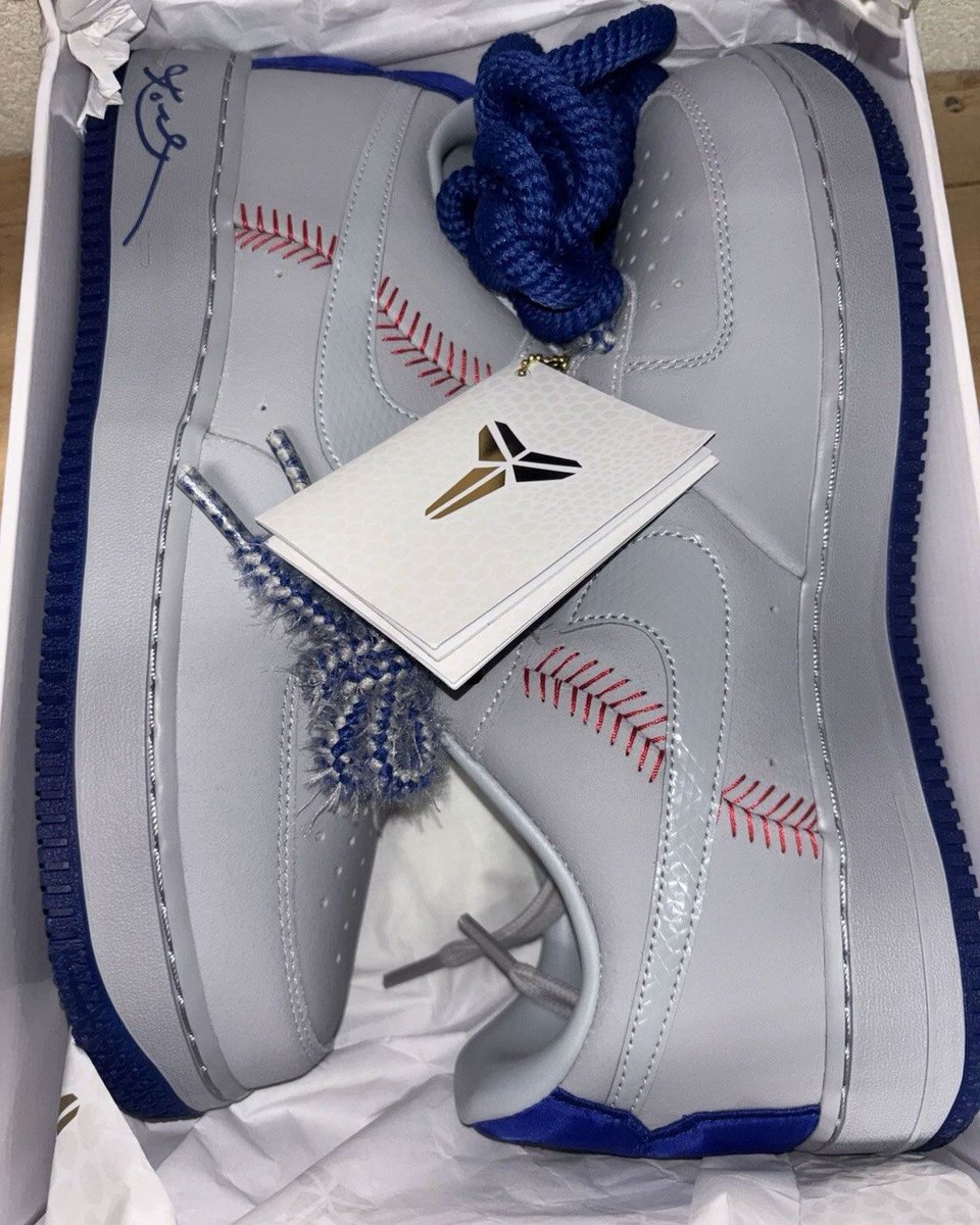 SneakerNews's tweet photo. Kobe Bryant's Air Force 1 Protro "Dodgers" wears Away grey ⚾️ 

Dropping August 15th >> https://t.co/avhkripTZY https://t.co/KdELpIp3zk