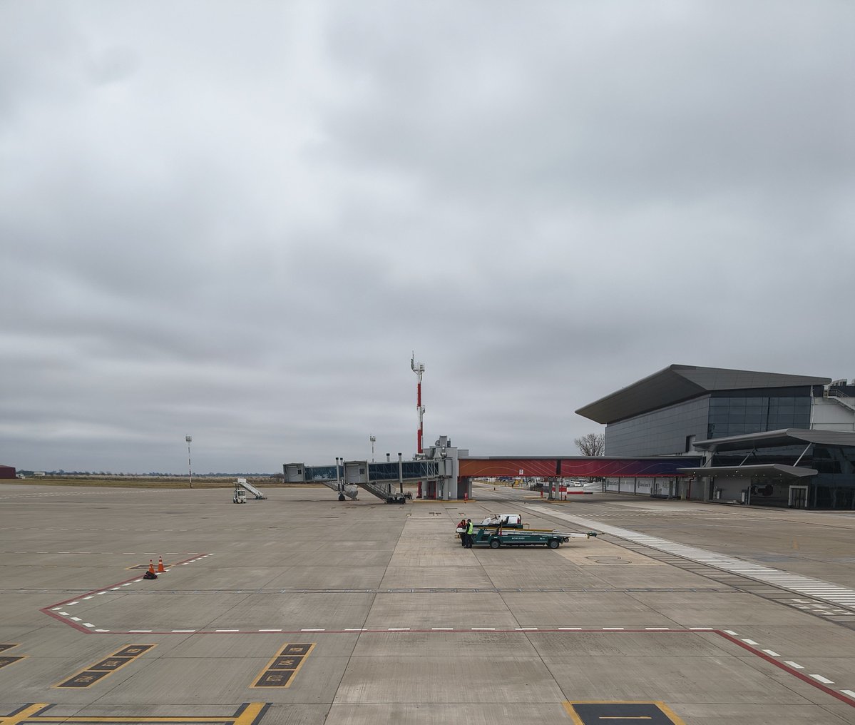 AugustoSaracco's tweet photo. Obras que prometen y promocionan como terminadas en el Aeropuerto de Rosario, y las fotos de la realidad.
Una terminal millonaria en casi desuso, avenidas que no llevan a nada, anuncios y cafés. @aeropuerto_ros https://t.co/Wf2Wexkg3N