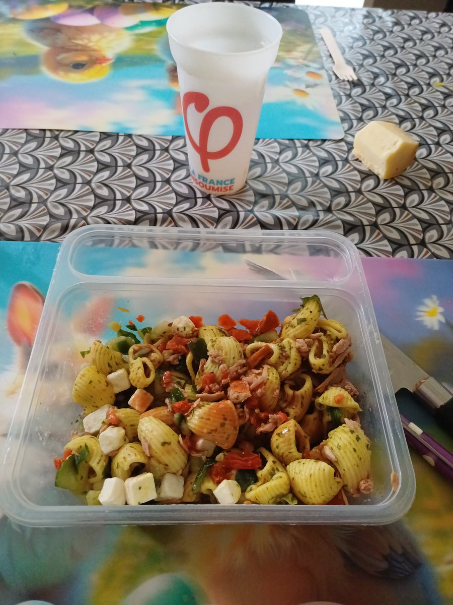 StJuste66438315's tweet photo. 😊
Donc ce soir :
Je vais tester 
I Will test 🐛
(J'avais surtout la flemme de préparer à miam-miam )😉
Pasta Salade 
Pâtes Fraîches avec du  Thon 😒
Sauce Balsamique 🍅
Fourchette incluse 😳
Bon Appétit et 
Bonne soirée également 
mes loulous 🫶 😘 https://t.co/sSL2fKWO4e
