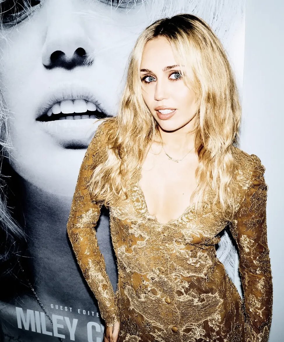 hqmileynow's tweet photo. MILEY CYRUS. https://t.co/rgbSXUHme2