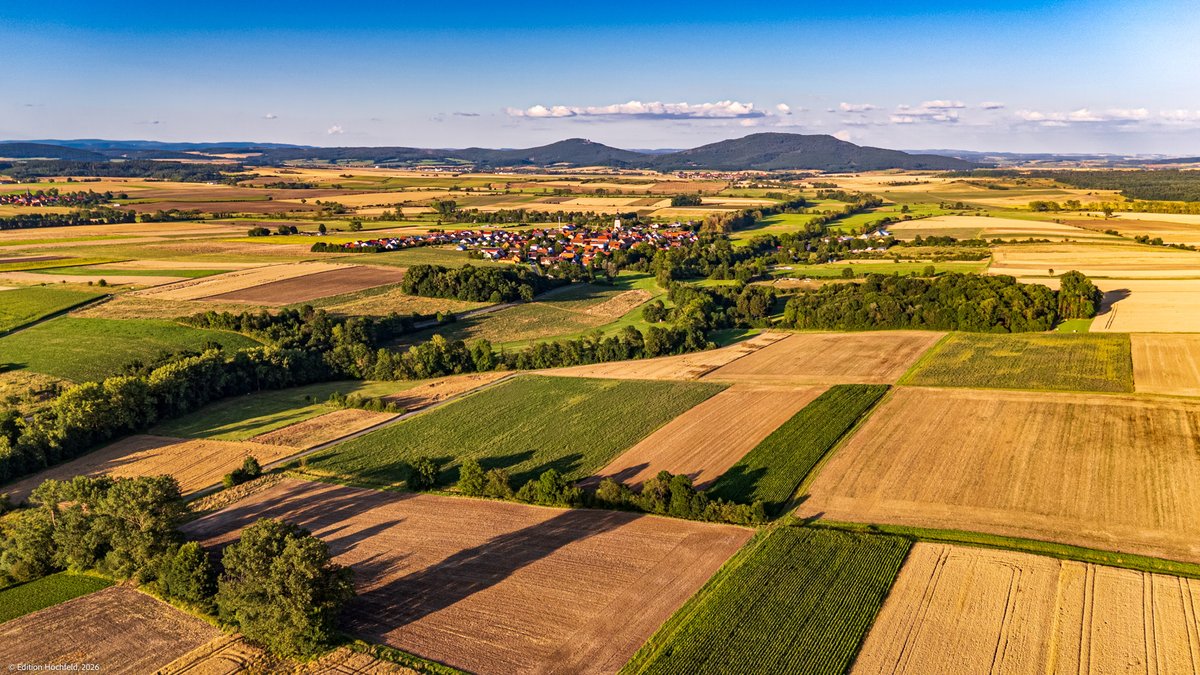 VHochfeld's tweet photo. alte Heimat ...
#Grabfeld #Gleichberge #Bauernhof https://t.co/cQGAlWof5C