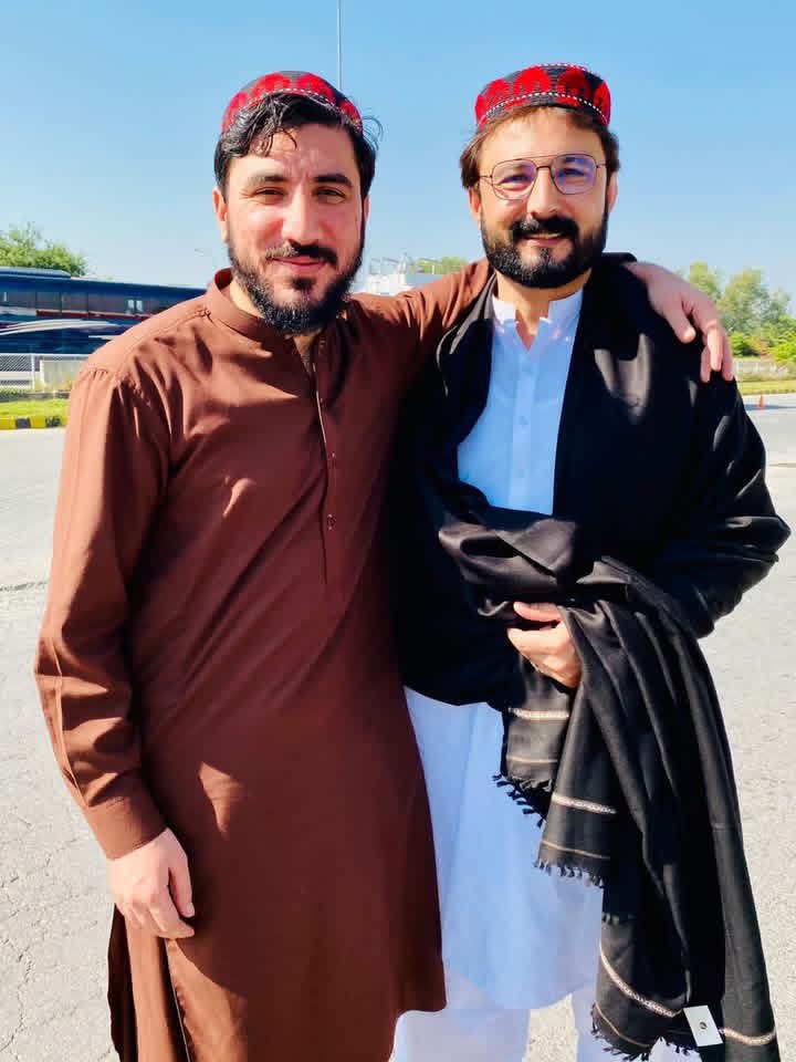 IsmailWazir19's tweet photo. 71 دن، پھر بھی لاپتہ!
آج فرید آفریدی کی جبری گمشدگی کو 71 دن گزر چکے ہیں، مگر نہ انہیں کسی عدالت میں پیش کیا گیا ہے، نہ ان پر کسی جرم کا الزام ثابت کیا گیا ہے، اور نہ ہی ان کے خاندان کو قانون کے مطابق کوئی معلومات فراہم کی گئی ہیں۔
کسی بھی شہری کو بغیر مقدمے، بغیر عدالتی کارروائی اور بغیر شواہد کے لاپتہ رکھنا انصاف اور قانون کی حکمرانی پر ایک سنگین سوال ہے۔
فرید آفریدی کو فوری طور پر عدالت میں پیش کیا جائے، اگر کوئی الزام ہے تو قانون کے مطابق شفاف مقدمہ چلایا جائے، اور اگر کوئی جرم نہیں تو انہیں بلا تاخیر رہا کیا جائے۔
#ReleaseFareedAfridi