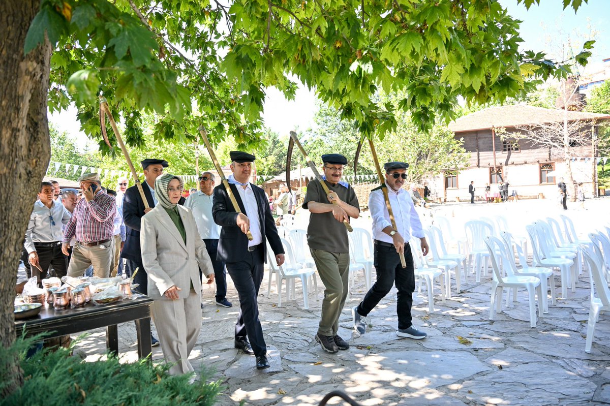avademyildirim's tweet photo. Altınköy Açık Hava Müzesi’nde düzenlenen 10. Altınköy Hasat Şenliği programına, Genel Başkan Yardımcımız Sn. Ömer İleri ve Ankara Milletvekilimiz Sn. Lütfiye Selva Çam ile birlikte katıldık.

Toprağın bereketini, emeğin değerini ve kadim hasat geleneğimizi yaşatan bu anlamlı organizasyona ev sahipliği yapan Altındağ Belediye Başkanımız Sn. Dr. Veysel Tiryaki’ye teşekkür ediyor, emek veren herkesi tebrik ediyorum.

2 Ağustos’a kadar devam edecek olan 10. Altınköy Hasat Şenliği’ne tüm hemşehrilerimizi davet ediyor, bereket ve muhabbet dolu bir şenlik diliyorum. 🌾🇹🇷
@DrOmerileri @selvacam @DrVeyselTiryaki