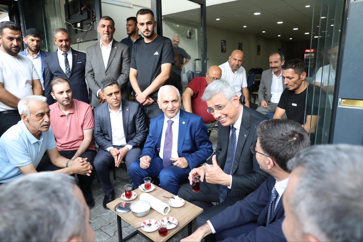 drmemisoglu's tweet photo. Siirt’te çay ikramını geri çevirmem ama sigarayı bıraktırmadan da kalkmam. 🙂 https://t.co/NJt2m0Nf7C