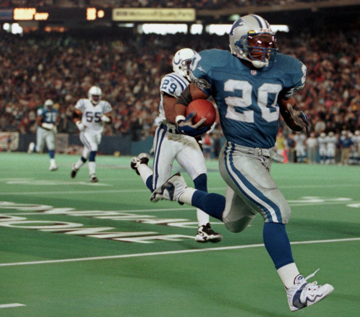 VinnysCorner1's tweet photo. A PRIME Barry Sanders has broken through the line of scrimmage and has only one defender to beat for a 75-yard Touchdown run.

Choose from any defender in NFL history. Who is making that open field tackle? https://t.co/GgQa61qRSC