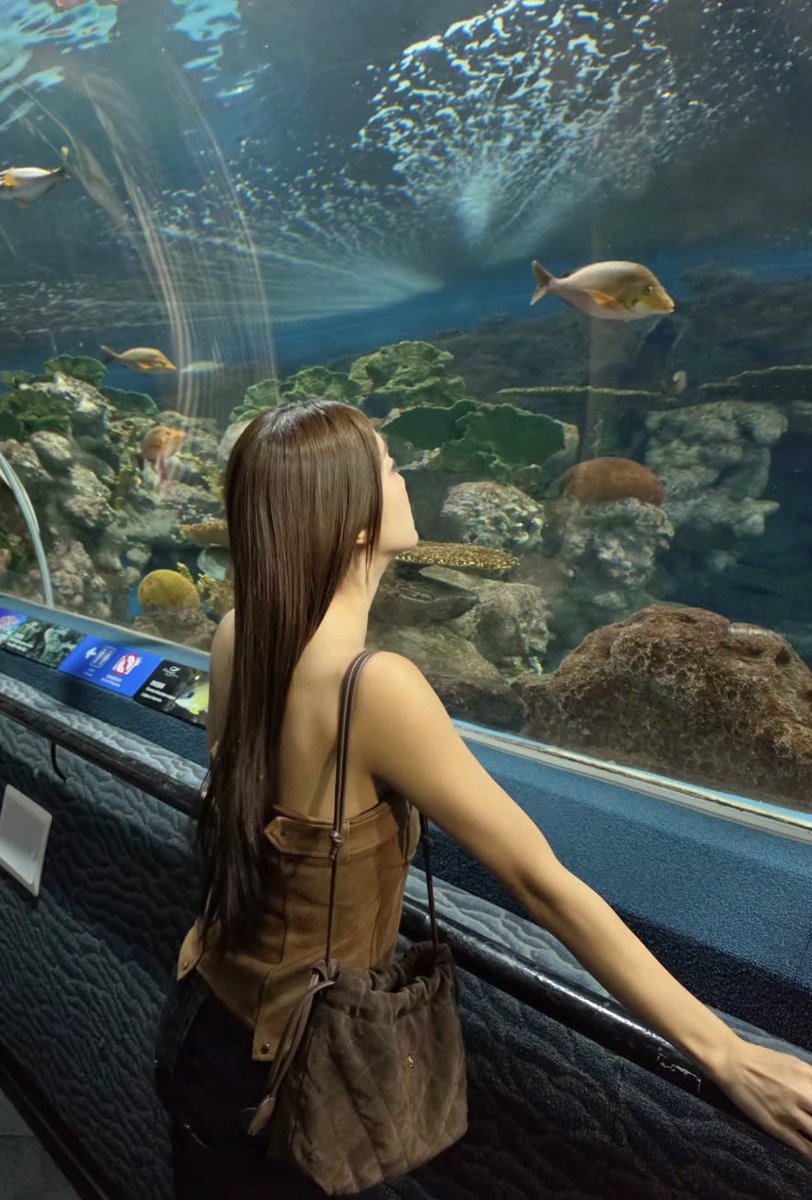 trjm_millen's tweet photo. She likes art.                She likes aquarium https://t.co/IDvYvyYTsJ