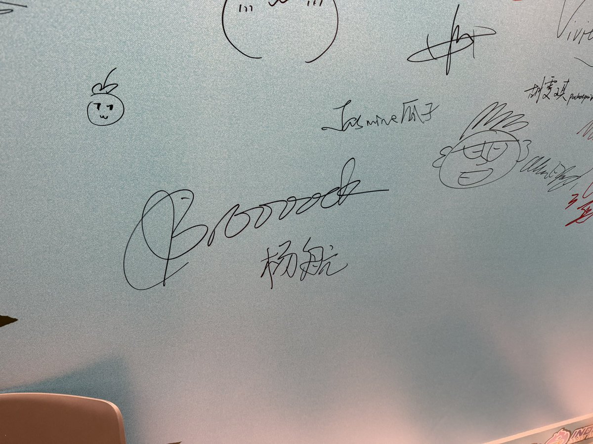broooockWT's tweet photo. サインする場所あったからサインしてきた https://t.co/WOldiP2oki