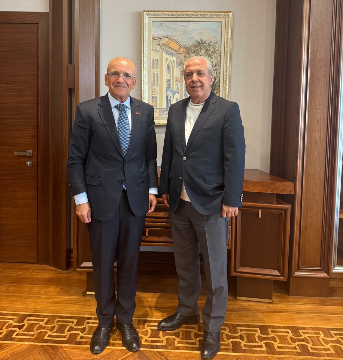 samiltayyar27's tweet photo. Maliye ve Hazine Bakanımız @memetsimsek ‘in misafiriydik bugün.

Malum, ara ara piyasalardan, sokaklardan, pazarlardan paylaşımlar yapıyoruz ya, vatandaşın gündemini yüz yüze anlattık.

Sağolsunlar, yoğun gündemine rağmen bize hayli vakit ayırdı, 3 yıllık ekonomik politikanın kısa özetini yaptı.

Çok verimliydi.
Çok iddialıydı.

2027’den itibaren topluma nefes aldıracak 3 temel programı hazırladıklarını anlattı.

İnşallah, detayları Pazartesi başlayacak TGRT’deki Medya Kritik Programında anlatırız.