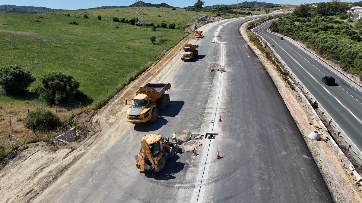 SubGobCAD's tweet photo. 🚧 El #GobiernoDeEspaña pone en servicio 8,2 km del nuevo Acceso Sur al Puerto Bahía de Algeciras tras invertir más de 43 M€.

Mejora la capacidad y la seguridad vial, facilita el tráfico de mercancías y optimiza la conexión con el principal puerto de España y del Mediterráneo. https://t.co/YStnDkSHLO