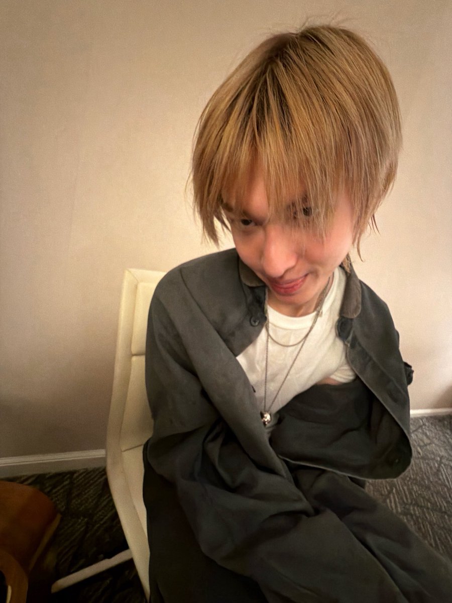 momoxxmy_'s tweet photo. รูปมาร์ตินในโทรศัพท์น้องออมสุดแสนจะน่ารัก>< ตอนถ่ายนี่ใส่ฟิลเตอร์อะไรให้พี่เขา จาก 190 เหลือ 1.9 เซนเฉยเลย <3 https://t.co/OvBKFuSYqG