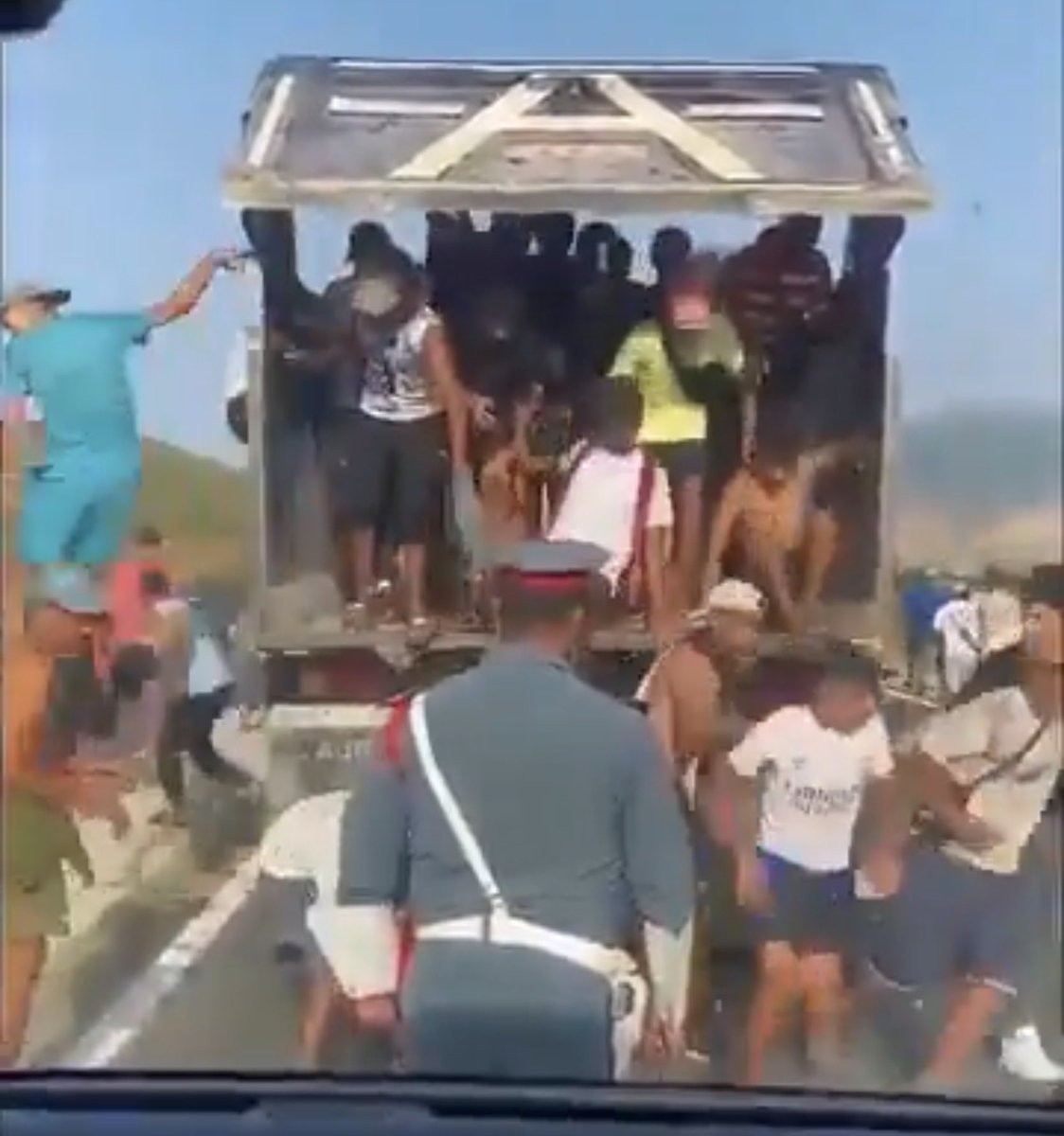 anluma99's tweet photo. La Invasión de Falsa Bandera de Trump 

En Ceuta Trump ha fabricado- con la colaboración de su aliado local Mohamed VI- una “ invasión de falsa bandera” que opera como obsequio político para el bloque PP-Vox. La operación llega después de comprobar que sus filtraciones documentales en el caso Zapatero no estaban produciendo el efecto de Lawfare buscado. El lawfare, para ser eficaz, no depende sólo de la existencia de documentos sino de la capacidad para crear una atmósfera de sospecha permanente, suficientemente densa como para alterar el sentido común de una parte del electorado. Como esa operación no funciona entonces se  buscan otros recursos : la frontera, la amenaza, el desorden, la imagen de una Pais invadido . Ahí aparece Ceuta como escenario apropiado.

La “invasión” - inducida - es una herramienta de propaganda que permite a la ultraderecha reactivar su guion preferido. El problema para esa derecha ultraderechizada es que ni siquiera esta dramática sobreactuación parece ya garantizar resultados. Las encuestas siguen mostrando un techo, una resistencia social, una fatiga frente al ruido de la alarma constante. Trump y la ultraderecha desconocen que la sociedad española está evidenciando  que ya tiene los  anticuerpos necesarios para detectar, explicar  y resistir este tipo de guerras sucias.