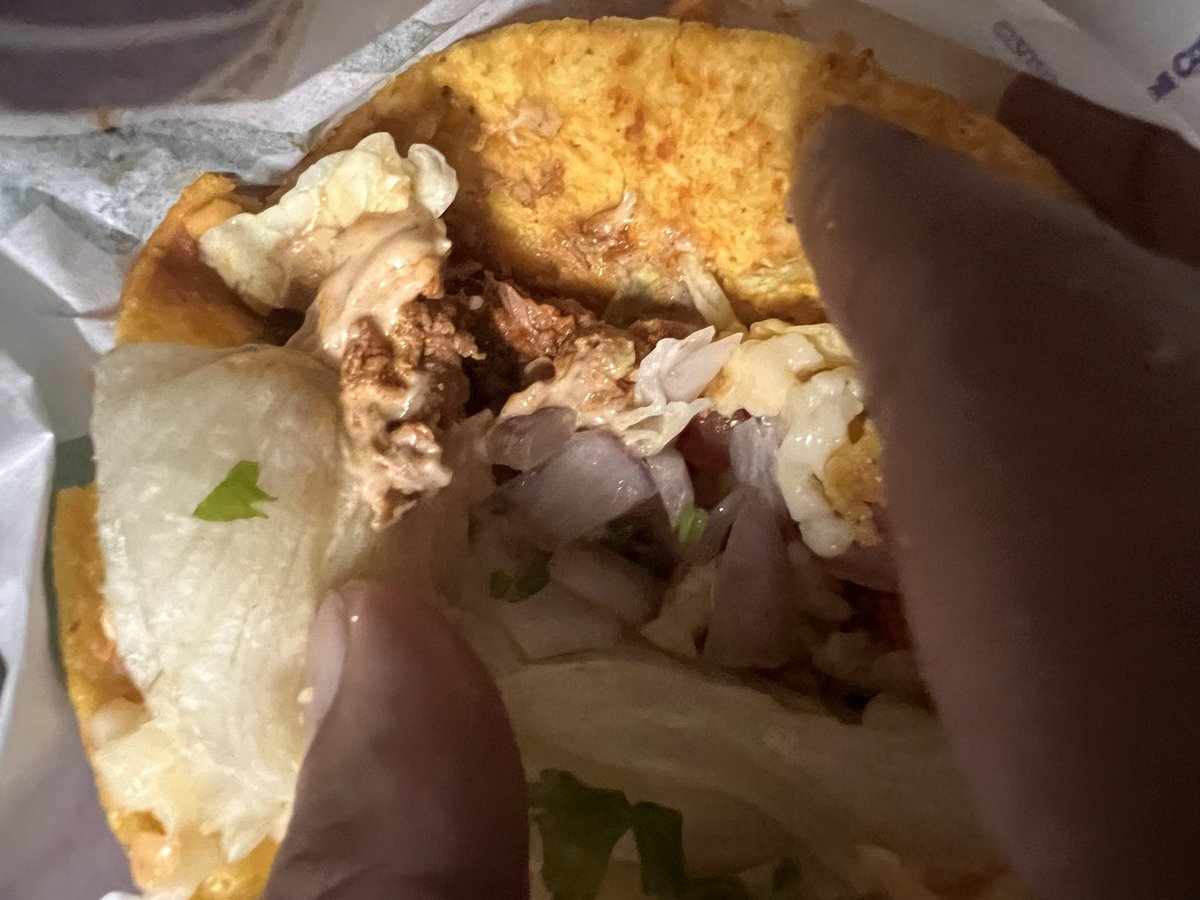 sainisiddh93's tweet photo. @SwiggyCares i ordered a veg taco and i ate it and then found out it was non vegetarian and it hurted my religious sentiments and when i tried to complaint swiggy ended my chat and told me need 4-6 hrs to investigate. This attitude is totally unacceptable https://t.co/fkec1yMirU