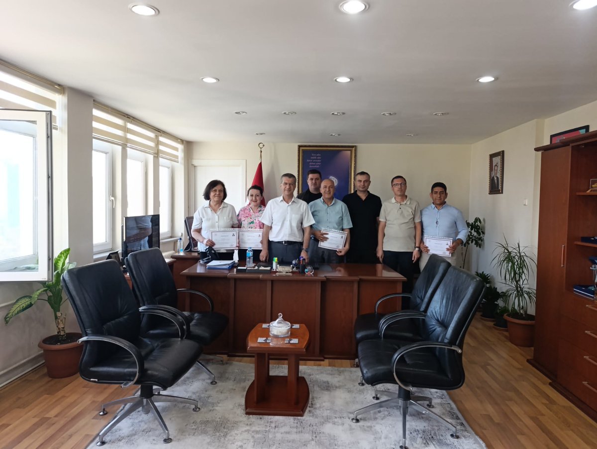 TC_Babaeski's tweet photo. Kaymakam Tamer ORHAN başarılı Kamu Kurum Müdür ve Personellerini Başarı Belgesi İle Ödüllendirdi.

Kaymakamımız Tamer ORHAN, İlçemizdeki kamu kurumlarında görev yapan Müdür ve çeşitli unvanlarda görev yapmakta olan personellerini görevlerini yürütürken göstermiş oldukları azim ve başarı ile üstün gayretlerinden dolayı Başarı Belgesi ile ödüllendirdi. Belge töreni için Müdür ve diğer personelleri Makamında kabul eden Kaymakam ORHAN " İlçemizde sizlerle beraber görev yapmaktan mutluluk duyuyorum, görevinizde göstermiş olduğunuz üstün gayretlerinizden dolayı sizleri tebrik eder, başarılarınızın bundan sonra da artarak devam edeceğine olan inancımı belirtmek isterim.” sözleriyle memnuniyetini ifade etti.
https://t.co/brrVovdDv1
