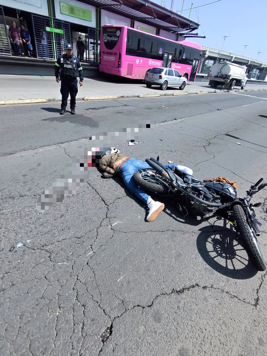 MrElDiablo8's tweet photo. Muere motero sobre la Av. Central, a la altura de la estación del Mexibús Hospital, en @Ecatepec. 
Matrícula: 6060L9. 

QEPD https://t.co/GOzCNjezxt