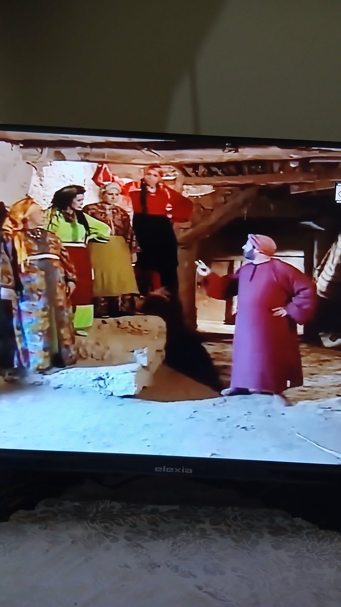 HalimaEsss's tweet photo. شو كي واقف مهيب كيعطي في التعليمات اللازم تطبيقها من قبل أربع زوجات ههههه ضحكتني الصورة و التأطير https://t.co/Zl8bzYh457