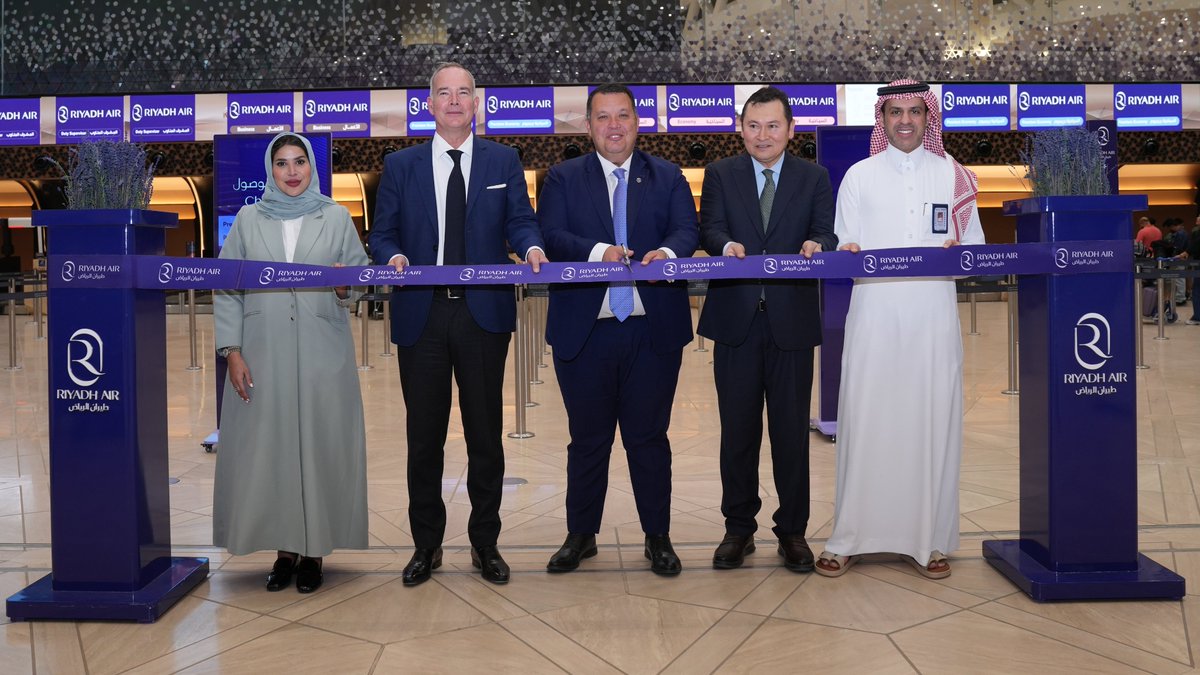 RiyadhAir's tweet photo. أهلًا، كوالالمبور 🇲🇾

تشكّل رحلتنا الافتتاحية بين الرياض وكوالالمبور بداية مسارنا الجديد وأولى بوابات طيران الرياض إلى جنوب شرق آسيا. وبالتعاون مع برنامج الربط الجوي @ACP_Saudi, ستُشغّل الرحلات ثلاث مرات أسبوعيًا، في خطوة تعزز الربط بين المملكة وجنوب شرق آسيا وتقرّب المزيد من الزوار إلى المملكة.