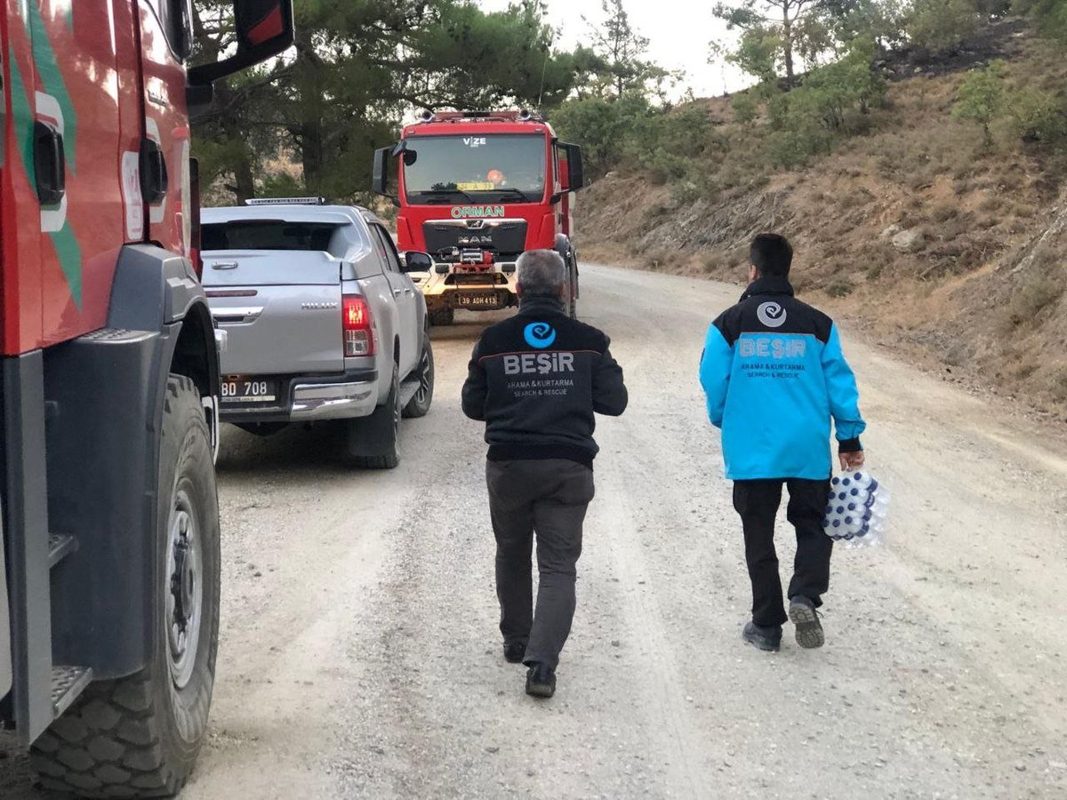 Besirdernegi's tweet photo. Orman yangınlarına devletimiz tüm imkânları ile müdahale ediyor. Büyük ölçüde kontrol altına alınan yangınlara profesyonel müdahale hızlı sonuç veriyor.

Yeşil vatanın korunması için orman yangınlarına canla başla müdahale eden orman kahramanlarımızın yanında, onların hizmetindeyiz.

Allah (c.c.) kahramanlarımızı muhafaza etsin; vatanımızı her türlü bela ve musibetlerden korusun.

#Orman #Yangın #OrmanKahramanları #BeşirDerneği