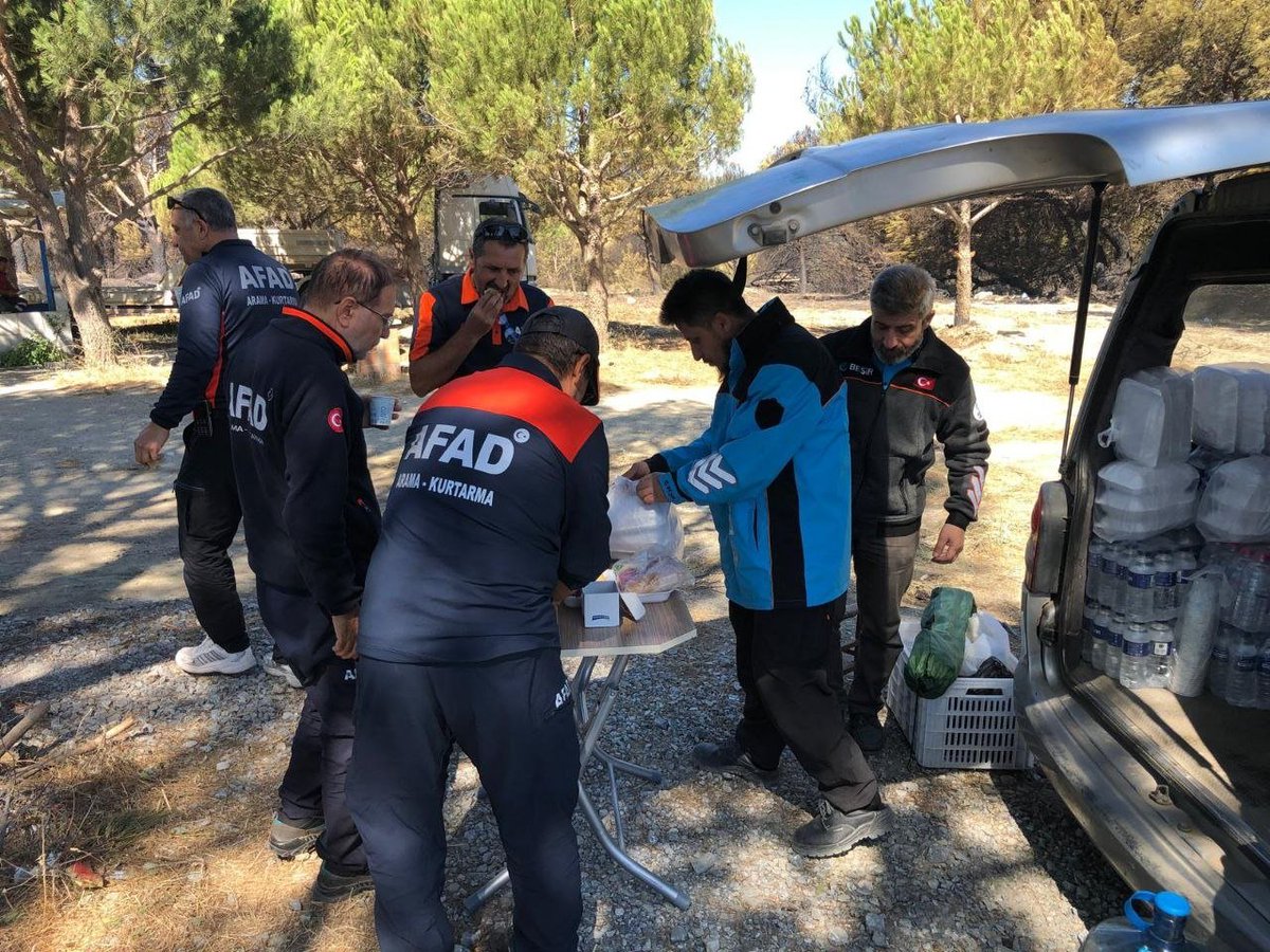 Besirdernegi's tweet photo. Orman yangınlarına devletimiz tüm imkânları ile müdahale ediyor. Büyük ölçüde kontrol altına alınan yangınlara profesyonel müdahale hızlı sonuç veriyor.

Yeşil vatanın korunması için orman yangınlarına canla başla müdahale eden orman kahramanlarımızın yanında, onların hizmetindeyiz.

Allah (c.c.) kahramanlarımızı muhafaza etsin; vatanımızı her türlü bela ve musibetlerden korusun.

#Orman #Yangın #OrmanKahramanları #BeşirDerneği