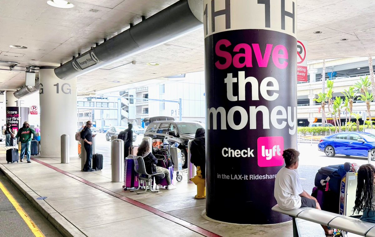 inc_spectrum's tweet photo. A bold new look has landed at LAX Airport! โ๏ธ
Showcasing column vinyl installation for @lyft's brand-new campaign.
@flyLAXairport @jcdecauxusa @3M #OOH #advertising #airport #rideshare #losangeles #IRL #campaign #weekend #summer https://t.co/wsJYQIuJiD