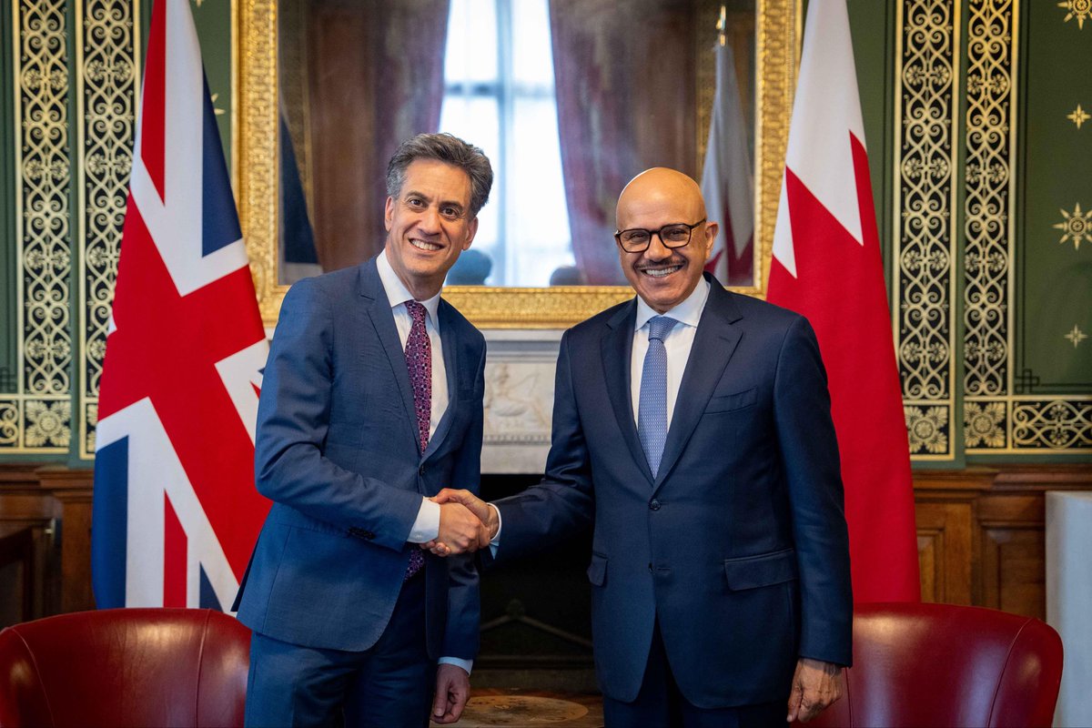 Ed_Miliband's tweet photo. Strong partnerships matter in an uncertain world.

Pleased to meet Foreign Minister Dr Abdullatif Al Zayani to discuss our shared commitment to regional stability &amp; freedom of navigation.

I reaffirmed our commitment to the security of Bahrain, one of our most enduring partners. https://t.co/5uMZrTHA44