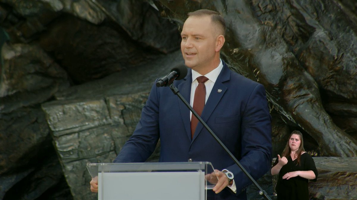PanP23929's tweet photo. Obchody rocznicy Powstania Warszawskiego:

Rafał Trzaskowski – czyta z kartki
Karol Nawrocki – wygłasza przemówienie

Dobrego prezydenta wybraliśmy. https://t.co/zHqDWyq9eG