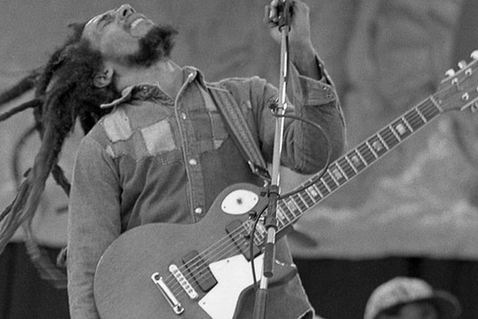oakroyd's tweet photo. #FridayFunk #ReggaeNation #GuitarPorn 🎸Bob at the #Glasgow Apollo 1980. (Monosnaps) https://t.co/gadfaciGaZ https://t.co/EKhjD5oNlP