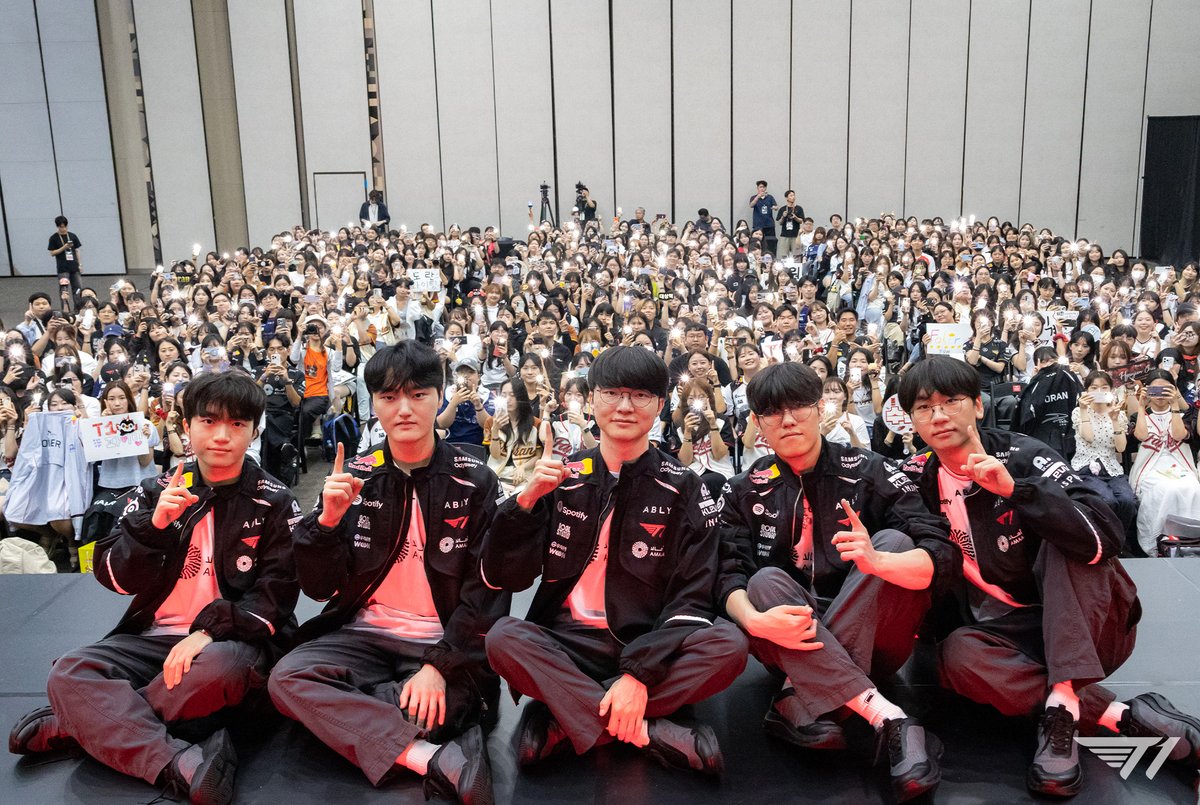 T1LoL's tweet photo. 늘 변함없는 응원을 보내주시는 팬 여러분이 있어 오늘도 앞으로 나아갑니다!🔋
Thank you for your unchanging support — it powers us forward every day.🔋
 
#TogetherAs1 https://t.co/ksBnM2fqk0