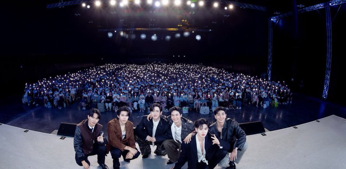 mond_tanutchai's tweet photo. วันนี้ดีใจมากที่ได้ร่วมดูซีรีกับทุกคน หวังว่าจะได้พลังบวกกับไปกันเยอะๆนะคับ พยายามจะทักทายทุกคนให้ได้มากที่สุด ทางนี้ได้พลังบวกกลับมาเยอะมากๆ ขอบคุณทุกคนที่สละเวลาแวะมาหากันนะครับ กลับบ้านกันดีๆ ดูแลตัวเอง พักผ่อนกันเยอะๆครับ❤️🫶🏻 #AdogandaplaneFinalEP https://t.co/uHhbWDqXD1