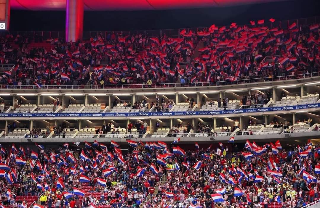 soyel_isra's tweet photo. @Chivas te lleva más de 500mil personas en su campeonato a la Minerva

Vtlas no llevo ni 50mil 

Ahí acaba el mito, ahí mata cualquier debate sin sentido de las mentiras que se repiten y repiten los vecinos y, que al final se las terminan creyendo… nunca serán más en la perla, la perla es rojiblanca 

Ahora, que vengan foráneos al Akron, solo demuestra la grandeza del Guadalajara… además a lo mucho son 5mil por partido y que bueno que vengan, ojalá cada día sean más, acá siempre son bienvenidos… al Guadalajara lo alentamos todos!!