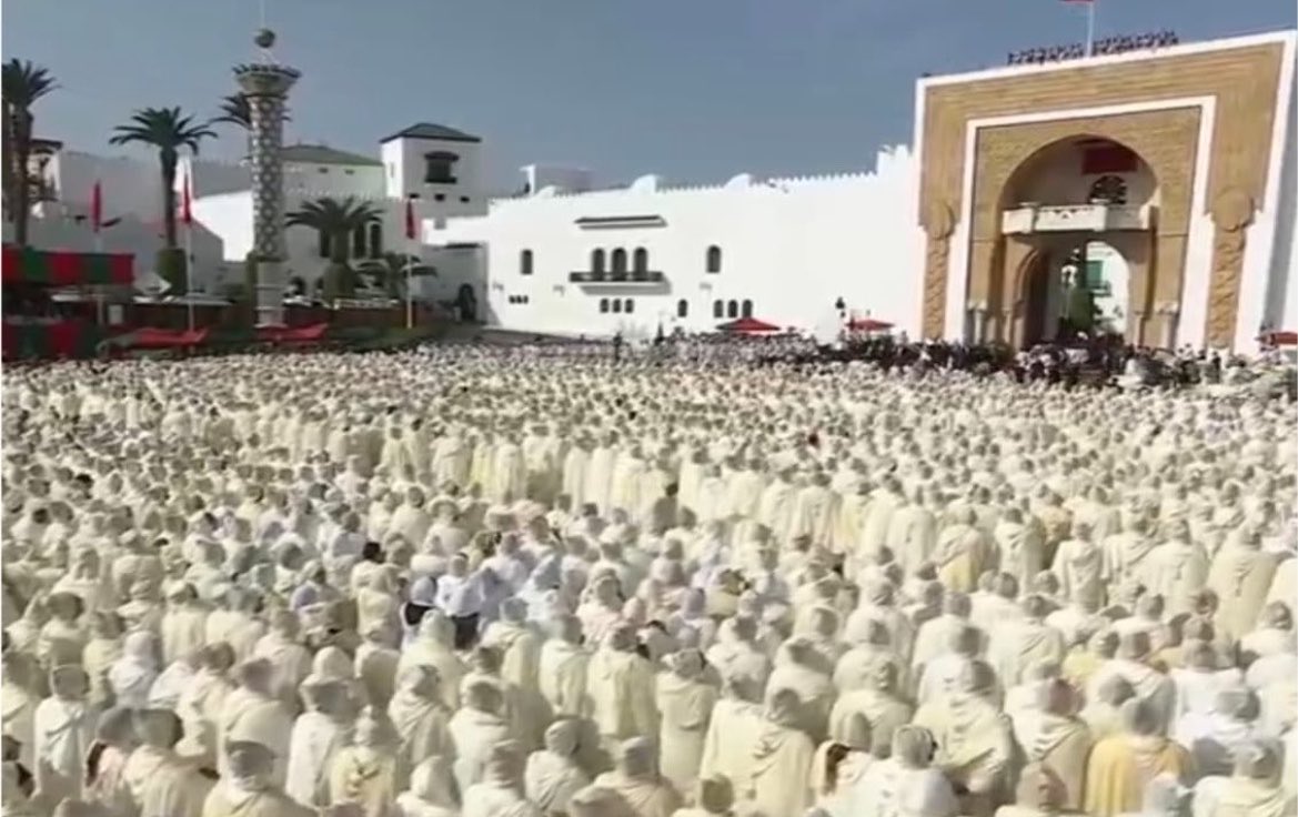 benkhalidhamza's tweet photo. The Commander of the Faithful King Mohammed VI chaired Allegiance Ceremony at Mechour Square in Royal Palace in #Tetoun . #Morocco #Maroc #المغرب #المملكة_المغربية #عيدالعرش https://t.co/cZEiaPH4QT
