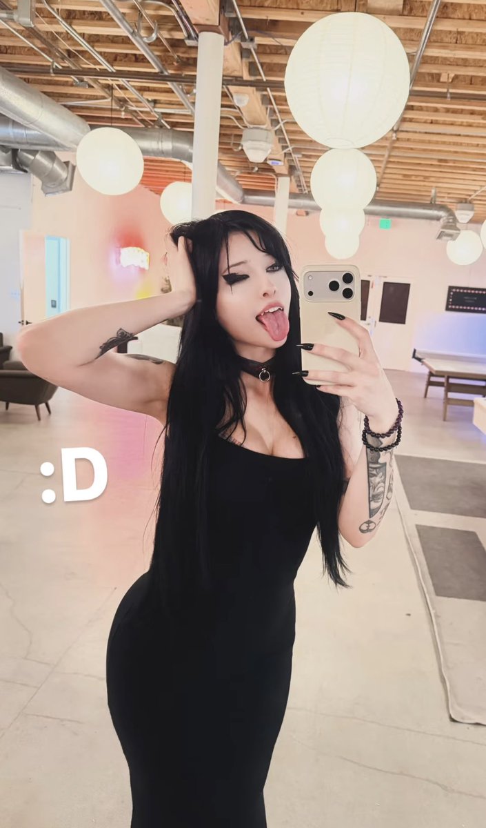 Gothicbella_'s tweet photo. Say hey to mommy 😝✌️ https://t.co/xhrp890kO6